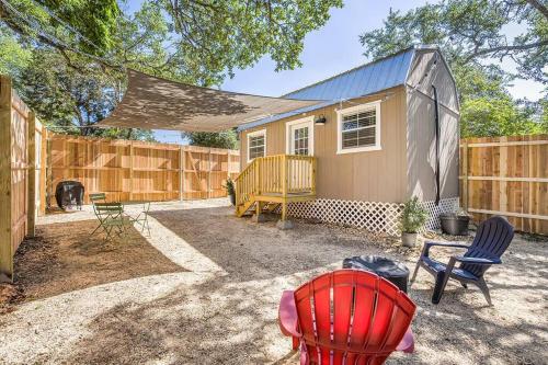 Romantic Driftwood Tiny Casita w Country Views in Driftwood, USA