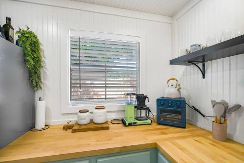 Romantic Driftwood Tiny Casita w Country Views in Driftwood, USA