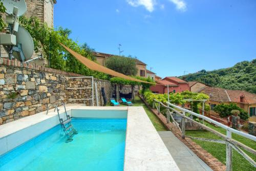  casa con mini piscina, giardino e area giochi per bambini in Diano San Pietro