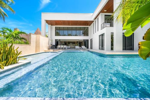 VILLA WATERFRONT MIAMI 6 BEDROOMs SLEEPS 14 PEOPLE in Miami, USA