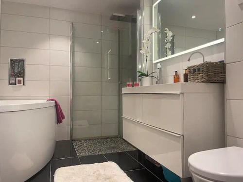 Privat rom med dobbeltseng sentralt pa grunerløkka near Lofthus Samvirkelag Tranen