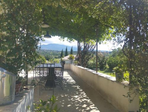 Dārzs, Villa face au Mont Ventoux avec bassin in Modene