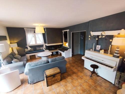 Villa face au Mont Ventoux avec bassin in Modene