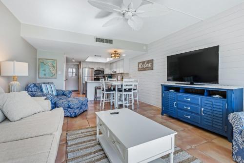 3 Lil Birds Surfside Condo Ocean View Pool Kiddie Pool in Edgewater, USA
