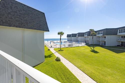 3 Lil Birds Surfside Condo Ocean View Pool Kiddie Pool in Edgewater, USA