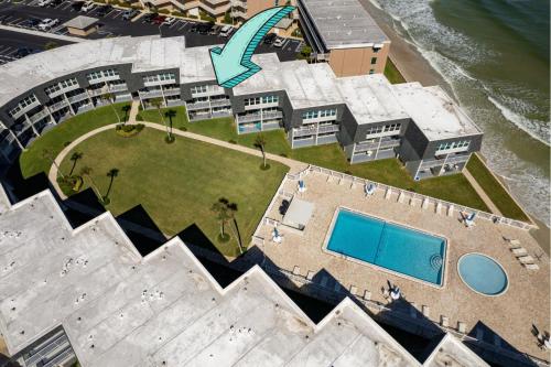 3 Lil Birds Surfside Condo Ocean View Pool Kiddie Pool in Edgewater, USA