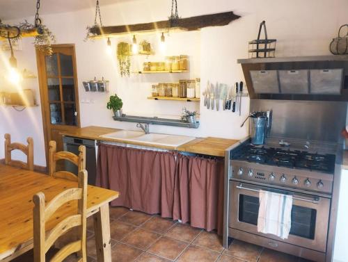 Villa face au Mont Ventoux avec bassin in Modene