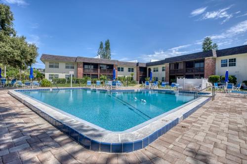 New Rental Quiet Tropical Oasis with Pool View - Coronado Cove in Edgewater, USA