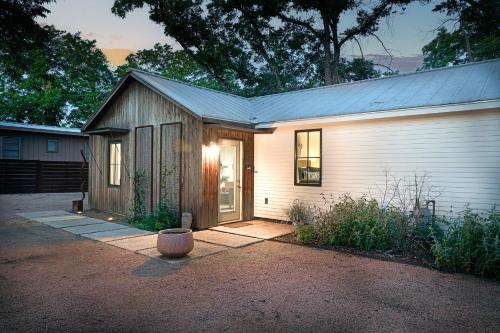 Cava House, Hot tub, Cowboy Pool, Fire pit! in Fredericksburg, USA