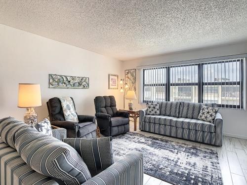 Ocean View 5th Floor Castle Reef Condo ~ Overlooking Pool and Beach CR527 in Edgewater, USA