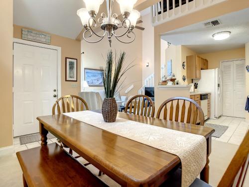 Sun Beach Club 861 Across from Beach Close to Pool Hot Tub Walk to shopping and dining in Edgewater, USA