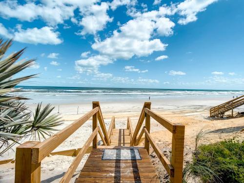 Beachfront with large deck Pool Sea Dunes Sailfish A3 in Edgewater, USA