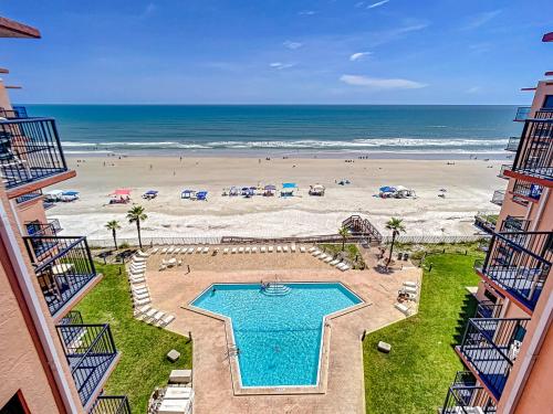 Oceanfront Sunrise Overlooking Pool Walk to shopping dining Sunrise 805 in Edgewater, Vereinigte Staaten von Amerika