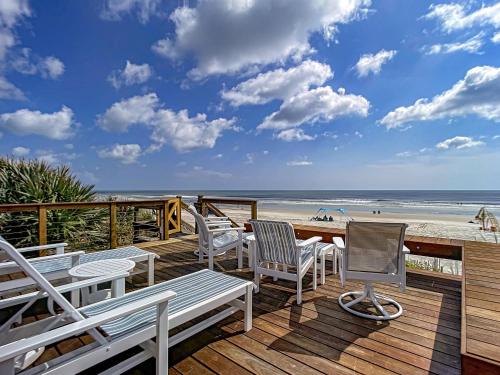Beachfront Deck with steps down to the white sandy beach Sea Dunes Sandcastle 1A, Edgewater (photo 7)
