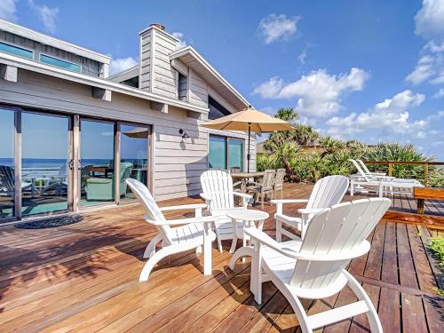 Beachfront Deck with steps down to the white sandy beach Sea Dunes Sandcastle 1A, Edgewater (photo 6)
