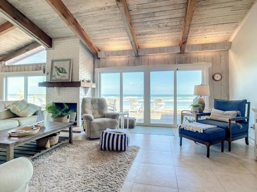 Beachfront Deck with steps down to the white sandy beach Sea Dunes Sandcastle 1A, Edgewater (photo 9)
