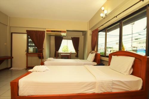 room detail thumbnail 2