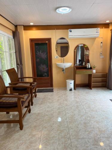 Bansuanrari Kiriwong Resort near Karom Waterfall