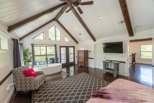 Magnolia Peak, Mountain View, Hot Tub, Sleeps 4 in Broken Bow, USA