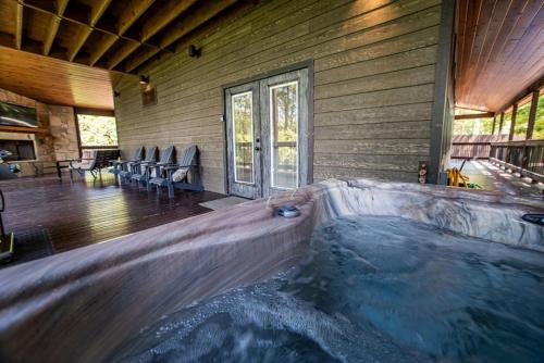 Magnolia Peak, Mountain View, Hot Tub, Sleeps 4 in Broken Bow, USA