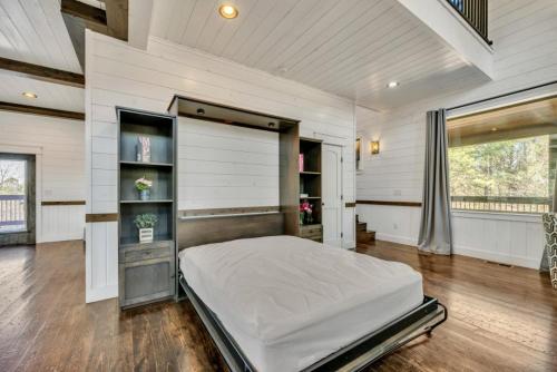 Magnolia Peak, Mountain View, Hot Tub, Sleeps 4 in Broken Bow, USA