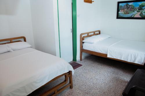 1 double bed, 2 twin beds