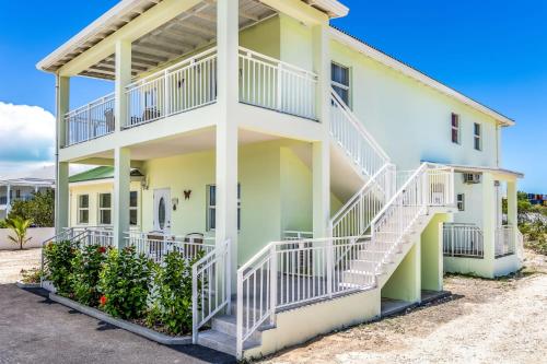 Tropical Jungle Oasis with Lagoon Views, Good WiFi in Providenciales