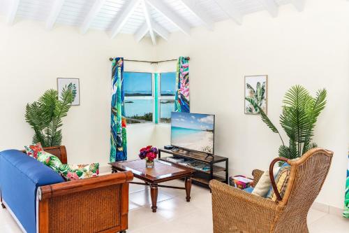 Tropical Jungle Oasis with Lagoon Views, Good WiFi in Providenciales