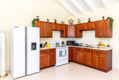 Tropical Jungle Oasis with Lagoon Views, Good WiFi in Providenciales