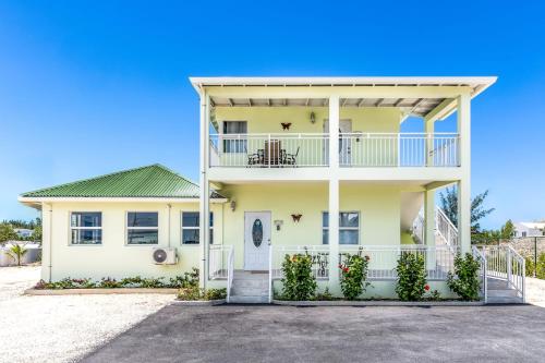 Tropical Jungle Oasis with Lagoon Views, Good WiFi in Providenciales