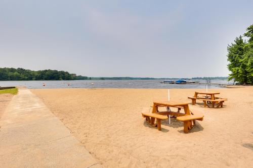 Chippewa Lake Cottage w/ Fire Pit!