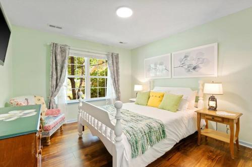 Delightful Duck Farm Cottage - Park pass included! in Greenville, USA
