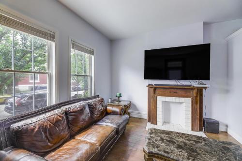 3 Mi to Cincinnati Covington Home with Patio! in Covington, USA