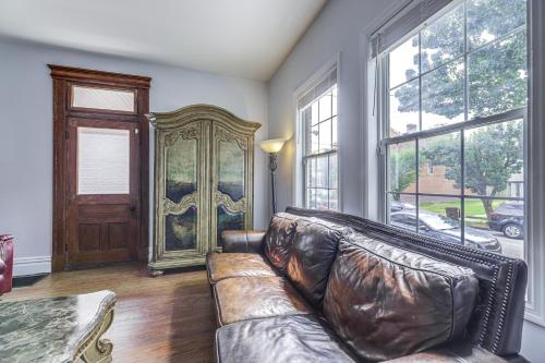 3 Mi to Cincinnati Covington Home with Patio! in Covington, USA