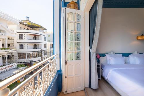 Deluxe Double Room with Balcony image 10