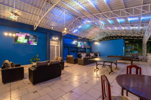 Shared lounge/TV area, Gran Karmel Hotel in Retalhuleu