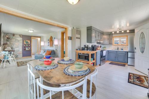 Houghton Lake Cottage with Patio Walk to Waterfront in Houghton Lake, USA
