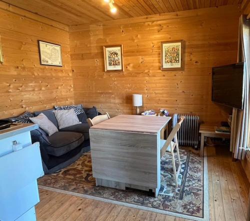 virtuve, The 'SHED' Log Cabin, Bishop Sutton in Stowey