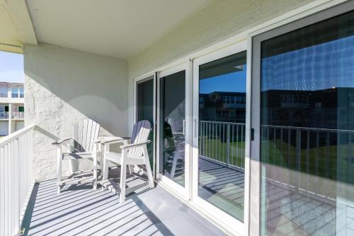 3 Lil Birds Surfside Condo Ocean View Pool Kiddie Pool in Edgewater, USA