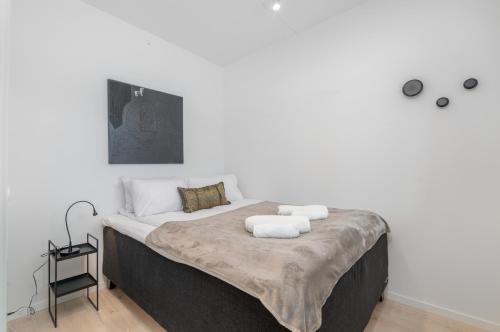 Sleek 1BD Apt with Sea View & balcony central 3