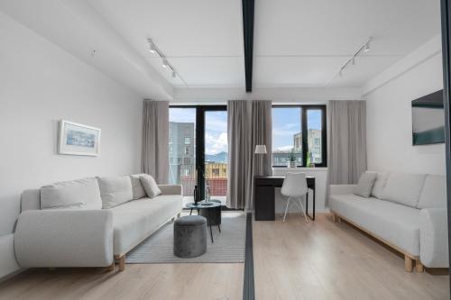 Sleek 1BD Apt with Sea View & balcony central 1