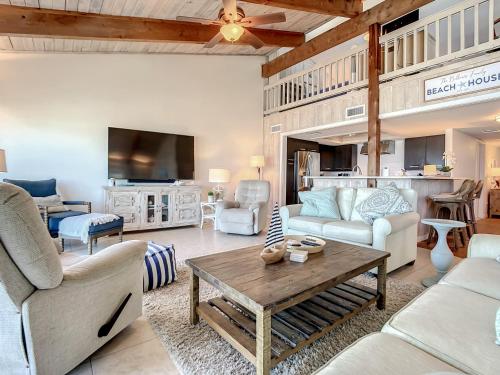 Beachfront Deck with steps down to the white sandy beach Sea Dunes Sandcastle 1A, Edgewater (photo 10)