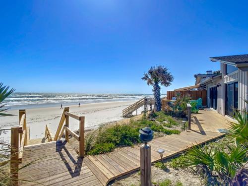 Beachfront with large deck Pool Sea Dunes Sailfish A3 in Edgewater, USA