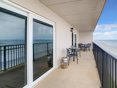 Beachfront with large private balcony ~ Shore Villa Condo in Edgewater, USA