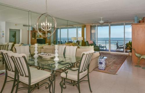 Beautifully furnished Beachfront Condo - SR202 in Edgewater, USA