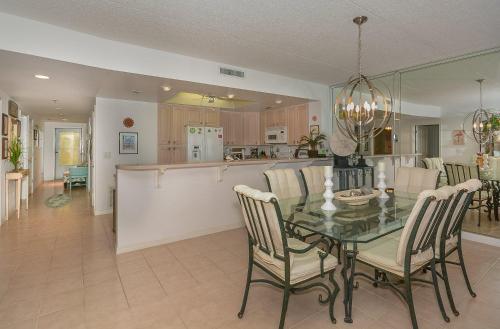 Beautifully furnished Beachfront Condo - SR202 in Edgewater, USA