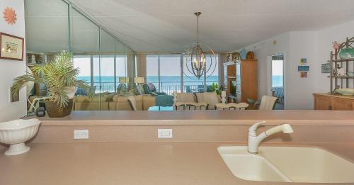 Beautifully furnished Beachfront Condo - SR202 in Edgewater, USA