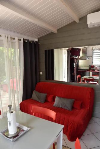 Bungalow charmant à Le Gosier avec jardin clos et parking - image 2