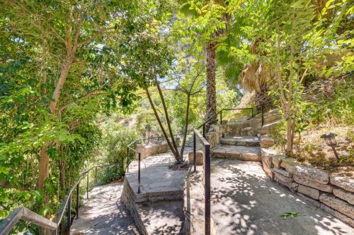 Sherman Oaks Hideaway Lush Grounds, Shared Pool!