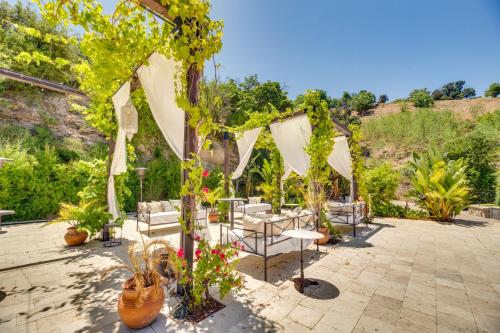 Sherman Oaks Hideaway Lush Grounds, Shared Pool!